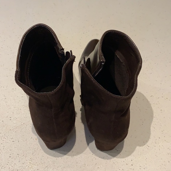 Block Heeled Women’s Ankle Bootie - Picture 3 of 5